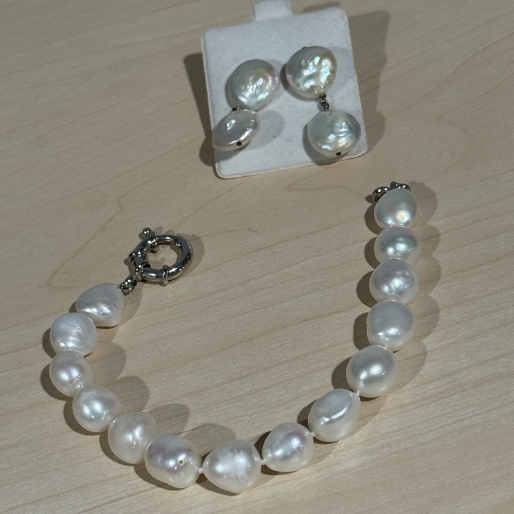 White Pearl Bracelet and Earring Set / pearls / jewelry